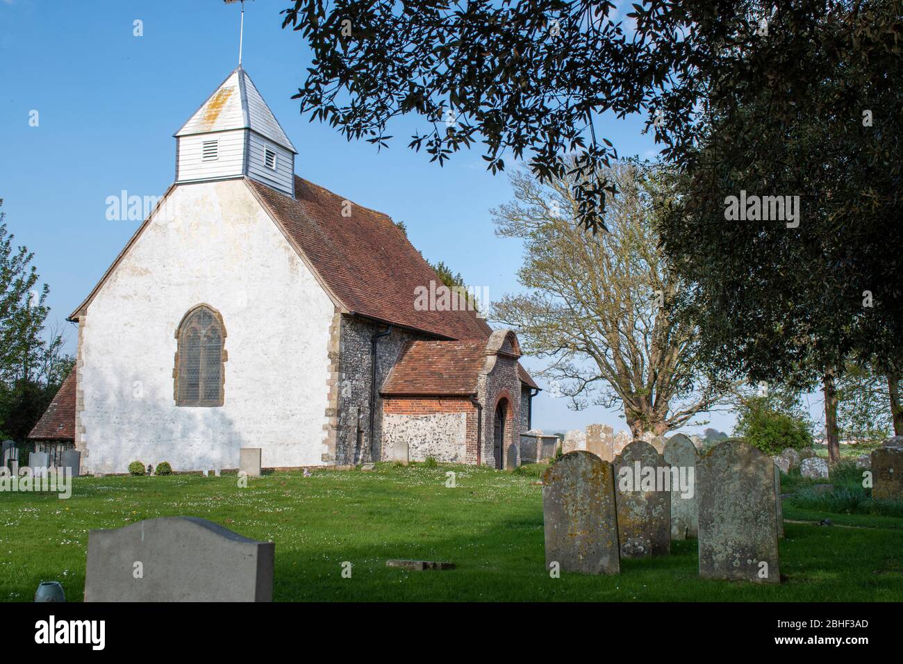 St. Andrew's Church im Dorf Ford West Sussex, ein denkmalgeschütztes Gebäude aus der normannischen Zeit. Stockfoto