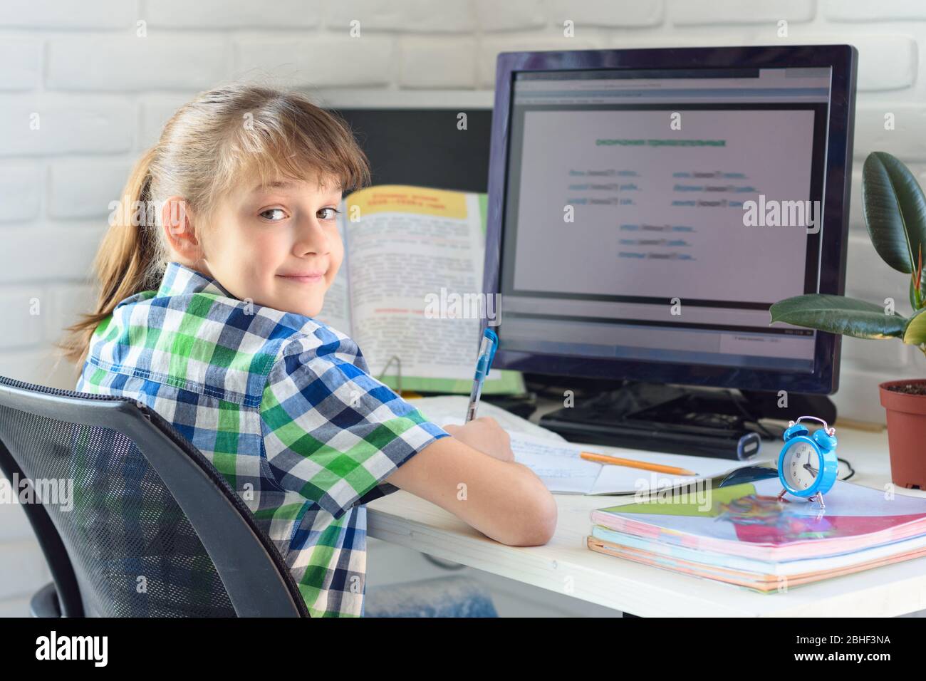 Mädchen 7-9 Jahre alt glücklich, am Computer zu arbeiten Stockfoto