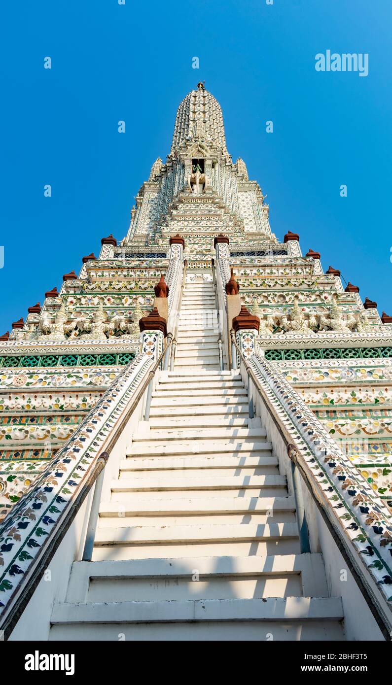 Thailandia, Bangkok - 12. januar 2019 - die steile Treppe des Wat Arun in Bangkok Stockfoto
