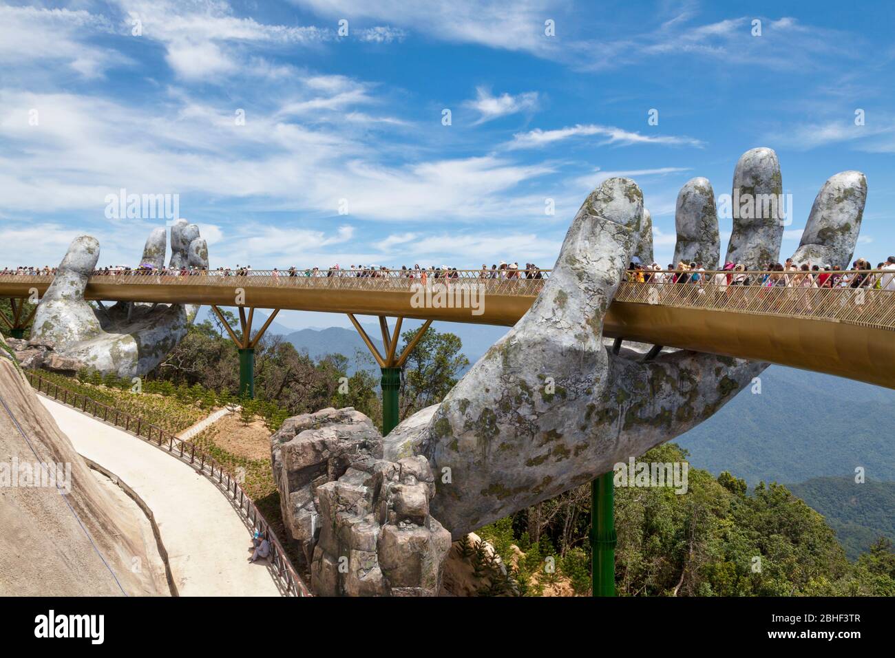 Bà Nà Hills, Vietnam - August 22 2018: Die Goldene Brücke befindet sich in den Truong Son Bergen, die Teil der Annamite-Gebirge sind. Stockfoto