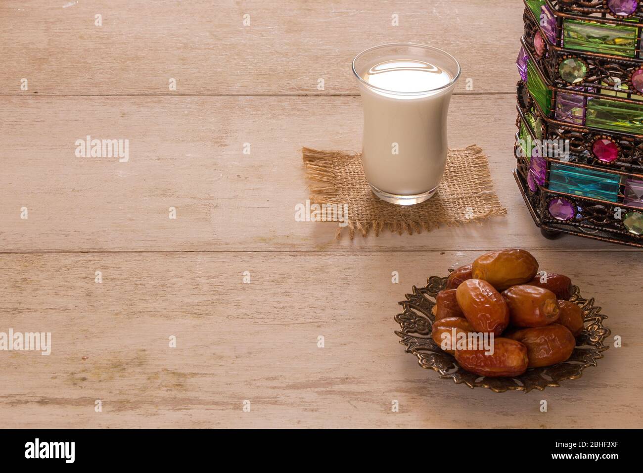 Ramadan Food Background - Holztisch mit arabischen Datteln, getrockneten Früchten und Milch für glücklichen iftar (Frühstück) im Ramadan Stockfoto