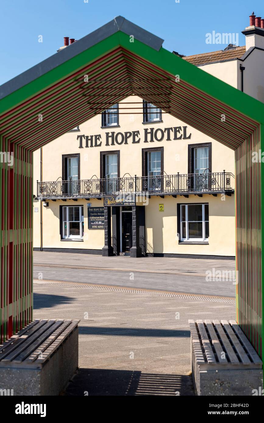 Das Hope Hotel und Pub, geschlossen, geschlossen während der COVID-19 Coronavirus Pandemie Ausbruch Periode, Southend on Sea, Essex, Großbritannien. Sonniges öffentliches Haus am Meer Stockfoto