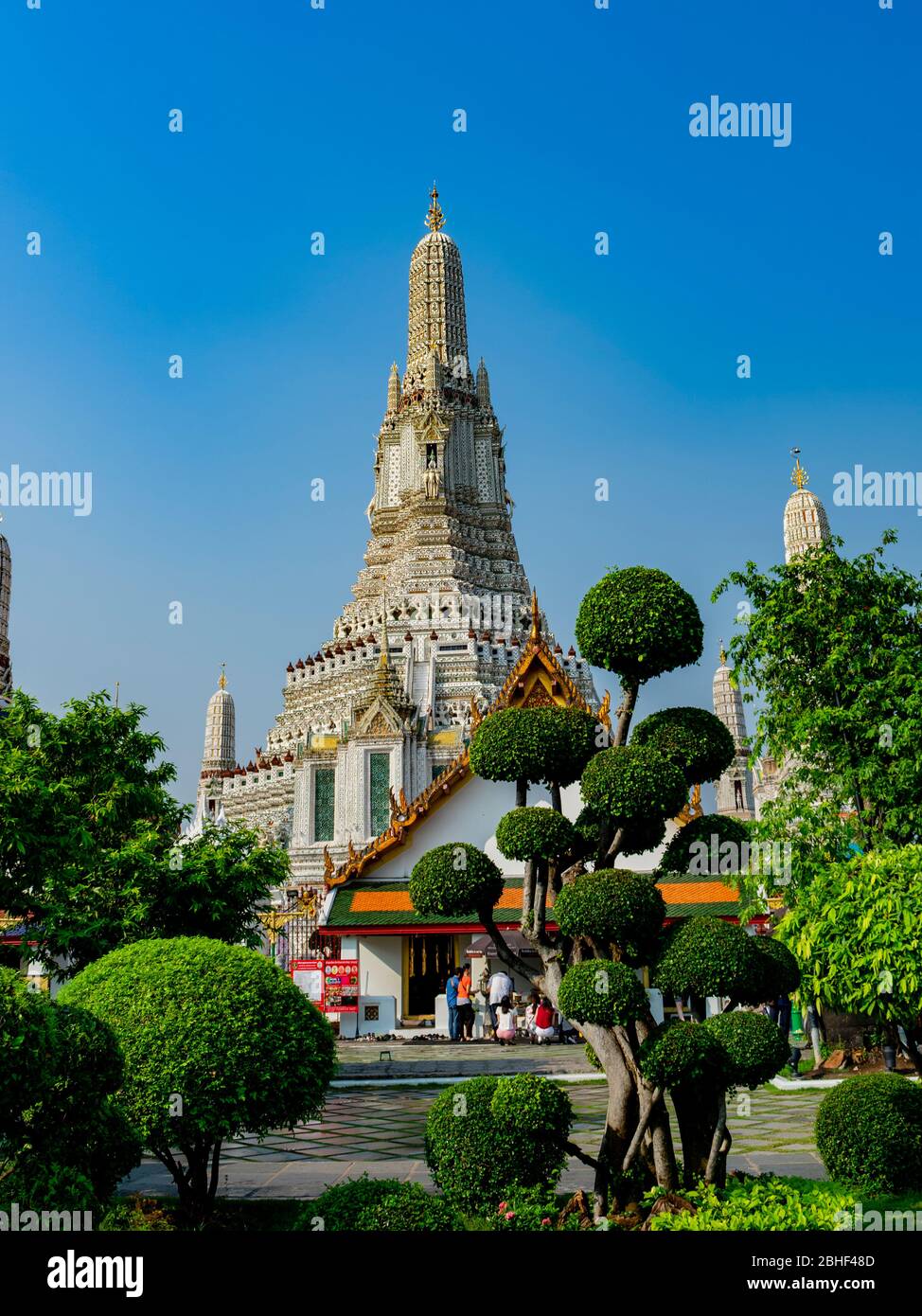 Thailandia, Bangkok - 12. januar 2019 - Wat Arun und die wunderschöne thailändische Vegetation Stockfoto
