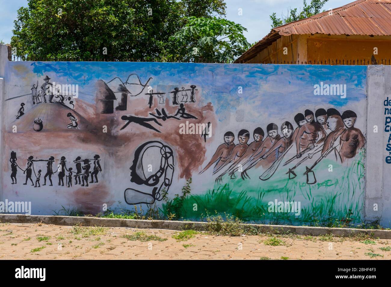 Wandmalereien an historischen Orten, an denen die Sklaven in Ouidah, Benin, versteigert wurden. Stockfoto