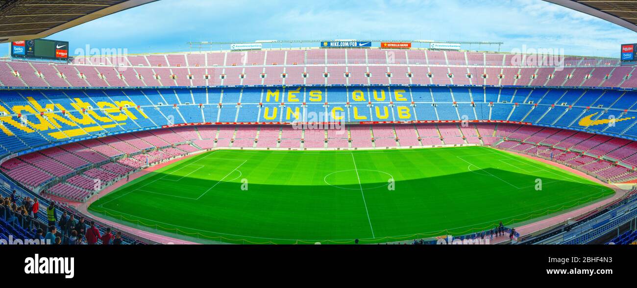 Barcelona, Spanien, 14. März 2019: Camp Nou ist das Heimstadion des Fußballvereins Barcelona, dem größten Stadion Spaniens. Draufsicht auf Tribunes Stände, grünes Grasfeld und Anzeigetafel. Stockfoto