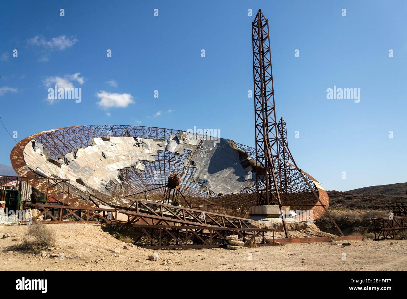 Alte Satellitenantenne in trockenem, trockenem Land in der Nähe von El Medano, Teneriffa, Kanarische Inseln, Spanien, Telekommunikation und drahtlose Kommunikation Sicherheit Stockfoto