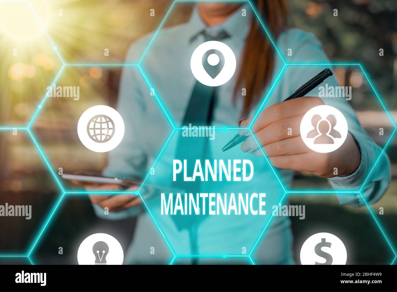 Schreiben einer Notiz mit der geplanten Wartung. Geschäftskonzept für regelmäßige Kontrollen Stockfoto