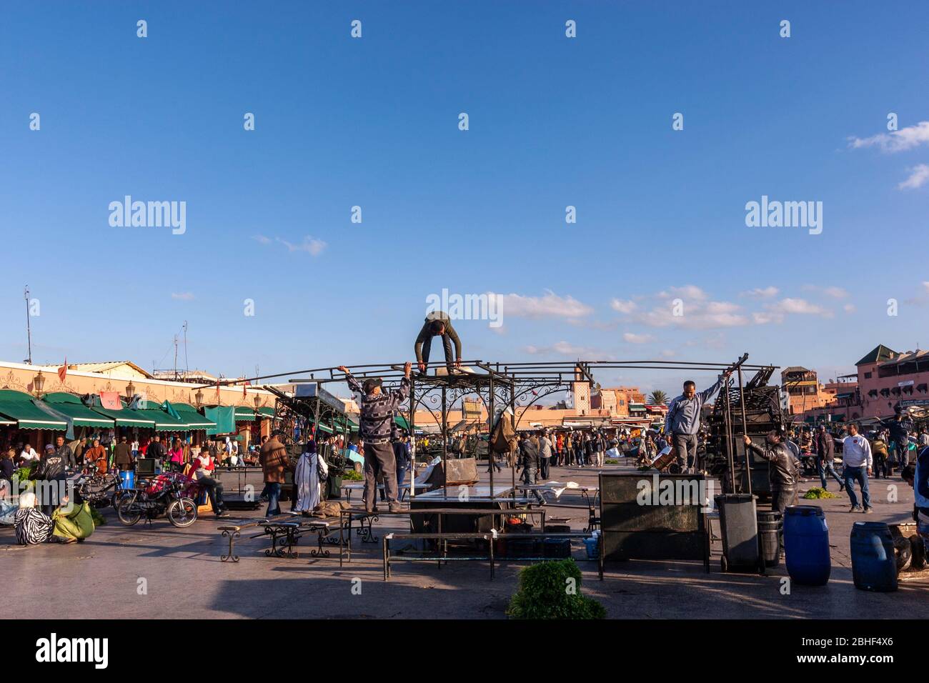 Installation der Lebensmittelstände in Jama El f’na Market, Marrakesch, Marokko Stockfoto