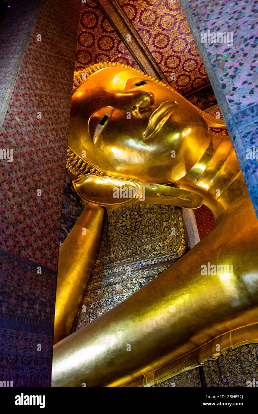 Thailandia, Bangkok - 12. januar 2019 - der sich wieder aufschlinkenden Buddha im wat pho in Bangkok Stockfoto