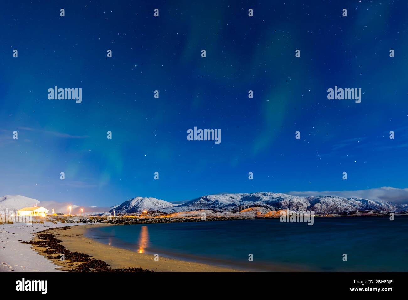 Nordnorwegen, Aurora Borealis auf der Insel Sommaroy, oberhalb des Polarkreises. Stockfoto
