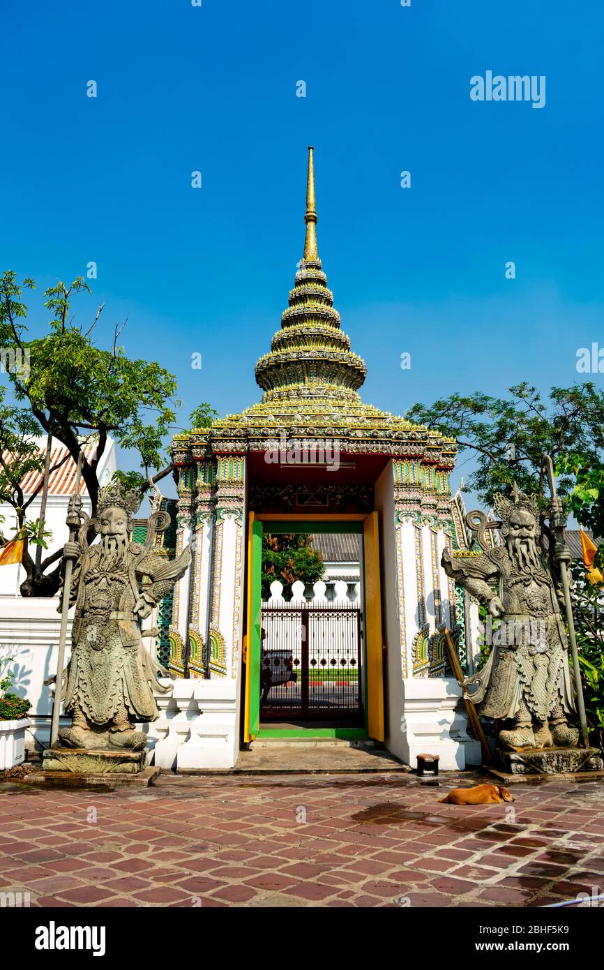 Thailandia, Bangkok - 12. januar 2019 - EIN Tor und zwei Krieger des wat Pho Tempels Bangkok Stockfoto