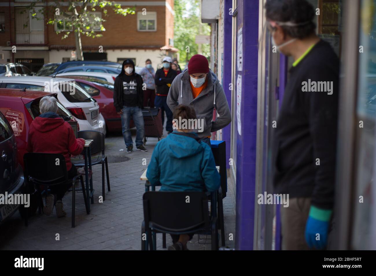 Madrid, Spanien. 25. Apr 2020. Mehrere Leute warten auf ihre Zuzug, um Nahrung zu erhalten. (Foto von Fer Capdepon Arroyo/Pacific Press/Sipa USA) Quelle: SIPA USA/Alamy Live News Stockfoto