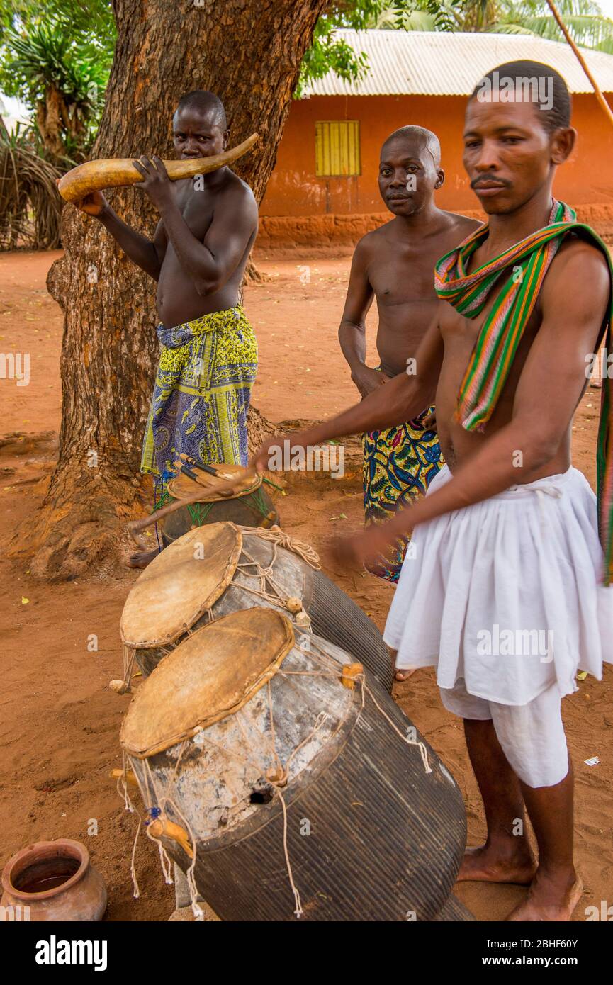 Mann trommelt während der Begrüßungszeremonie im Dorf Akato Viepe des Stammes der Ewe bei Lomé, Togo. Stockfoto