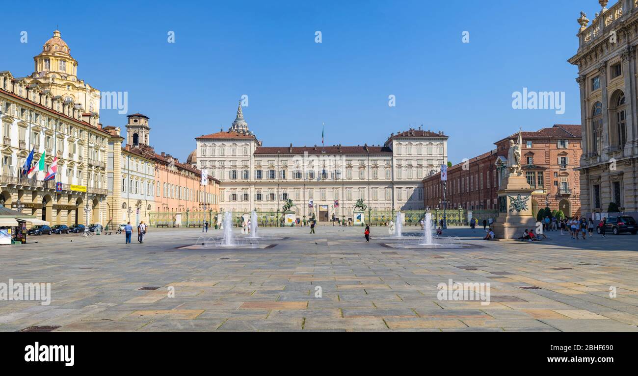 Turin, Italien, 9. September 2018: Königspalast Palazzo reale und San Lorenzo Kirche Gebäude auf dem Schlossplatz Piazza Castello mit Brunnen und Denkmäler in der historischen Mitte der Stadt Turin, Piemont Stockfoto