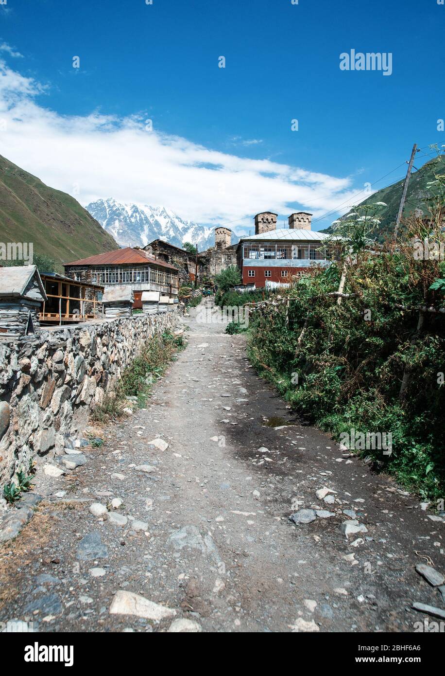 Straße zum Dorf Ushguli - Oberes Svaneti, Georgien Stockfoto