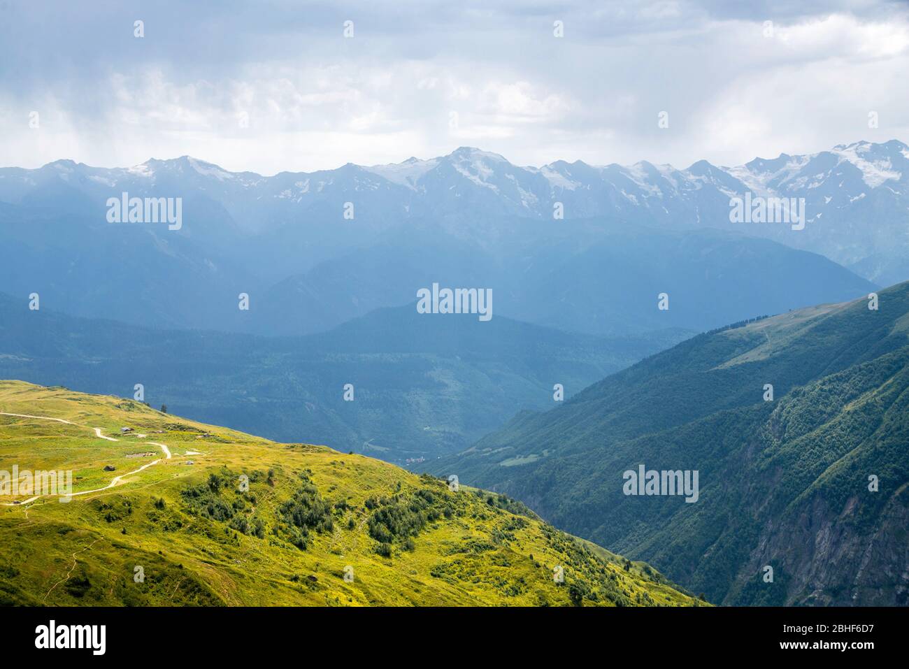 Schöne Aussicht auf die Berge auf dem Weg zu Koruldi Seen, Mestia, Upper Svaneti, Georgien Stockfoto