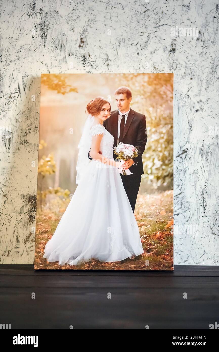 Fotoleinwand drucken. Beispiel für gestreckte Hochzeitsfotografie mit Galerie-Verpackung Stockfoto
