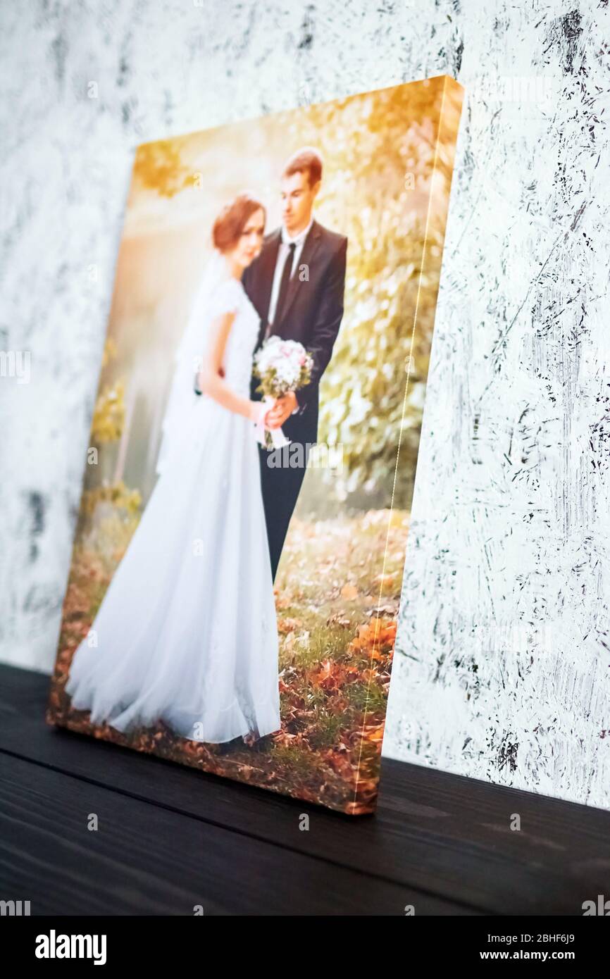 Fotoleinwand drucken. Beispiel für gestreckte Hochzeitsfotografie mit Galerie-Verpackung Stockfoto