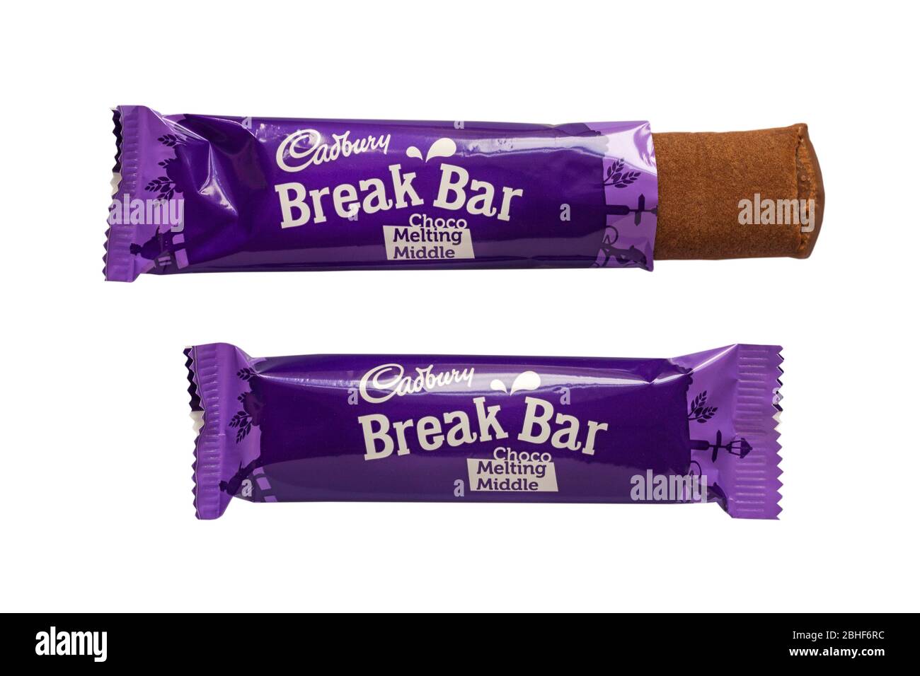 Zwei Cadbury Break Bar Choco Melting Middle Chocolatey Füllstäbe, eine geöffnet, um Inhalte auf weißem Hintergrund isoliert zeigen Stockfoto