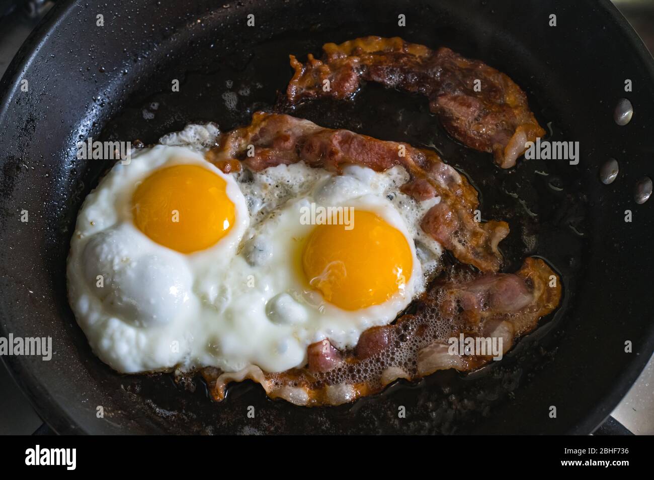 Frühstück mit Spiegeleiern und Speck Nahaufnahme. Lebensmittelphorographie Stockfoto