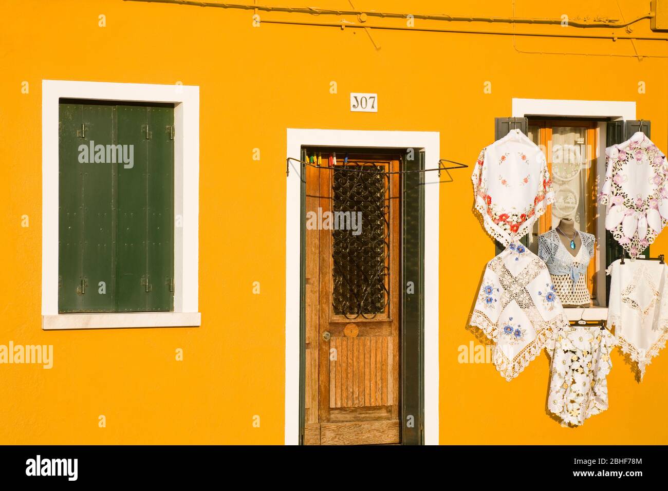 Handgefertigte Spitze, Piazza Baldassare Galuppi, Burano Island, Venedig, Italien, Europa Stockfoto