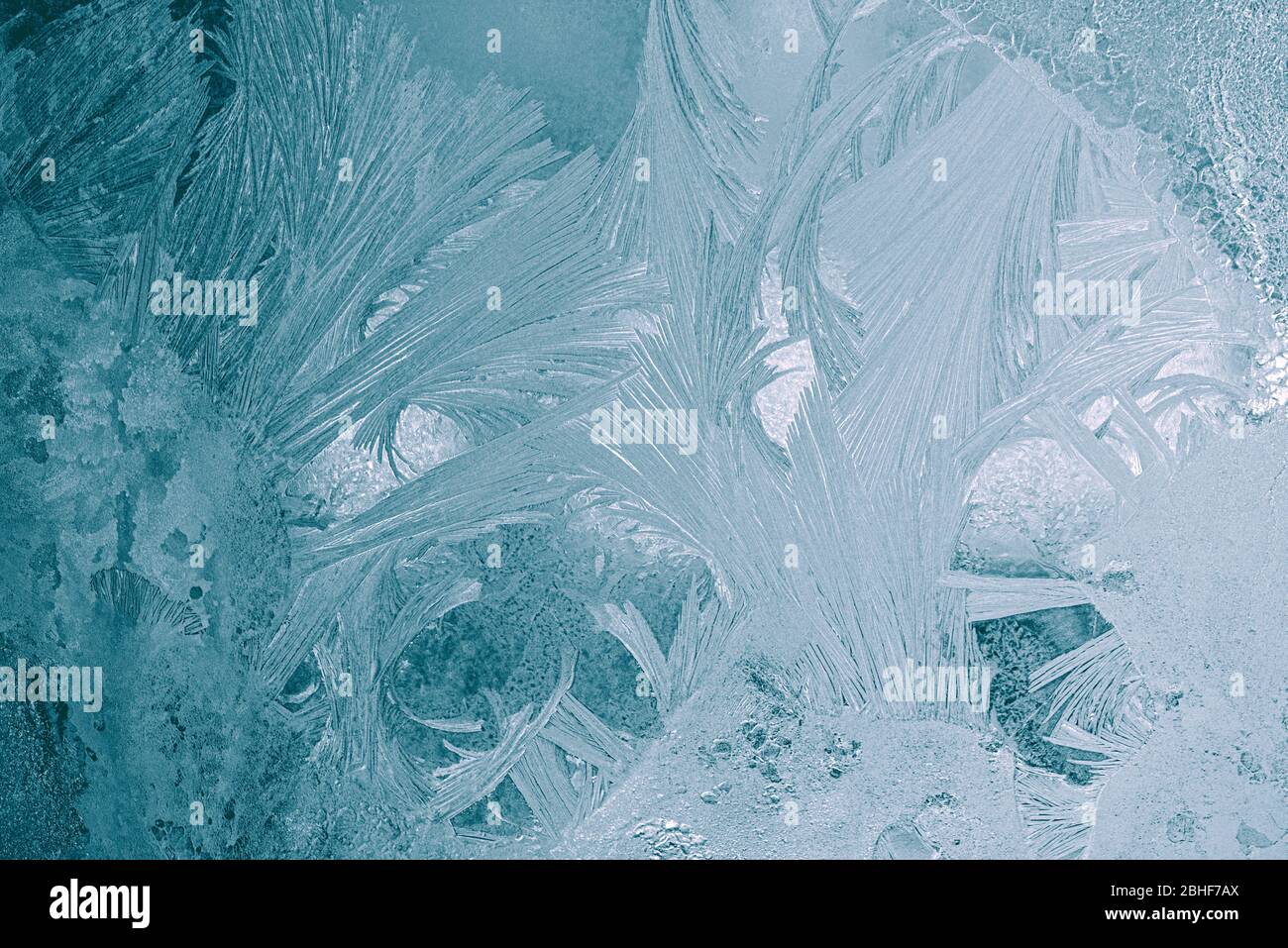 Gefrorenes Fenster, eisig verschneiten Glas, Hintergrund oder Textur Stockfoto