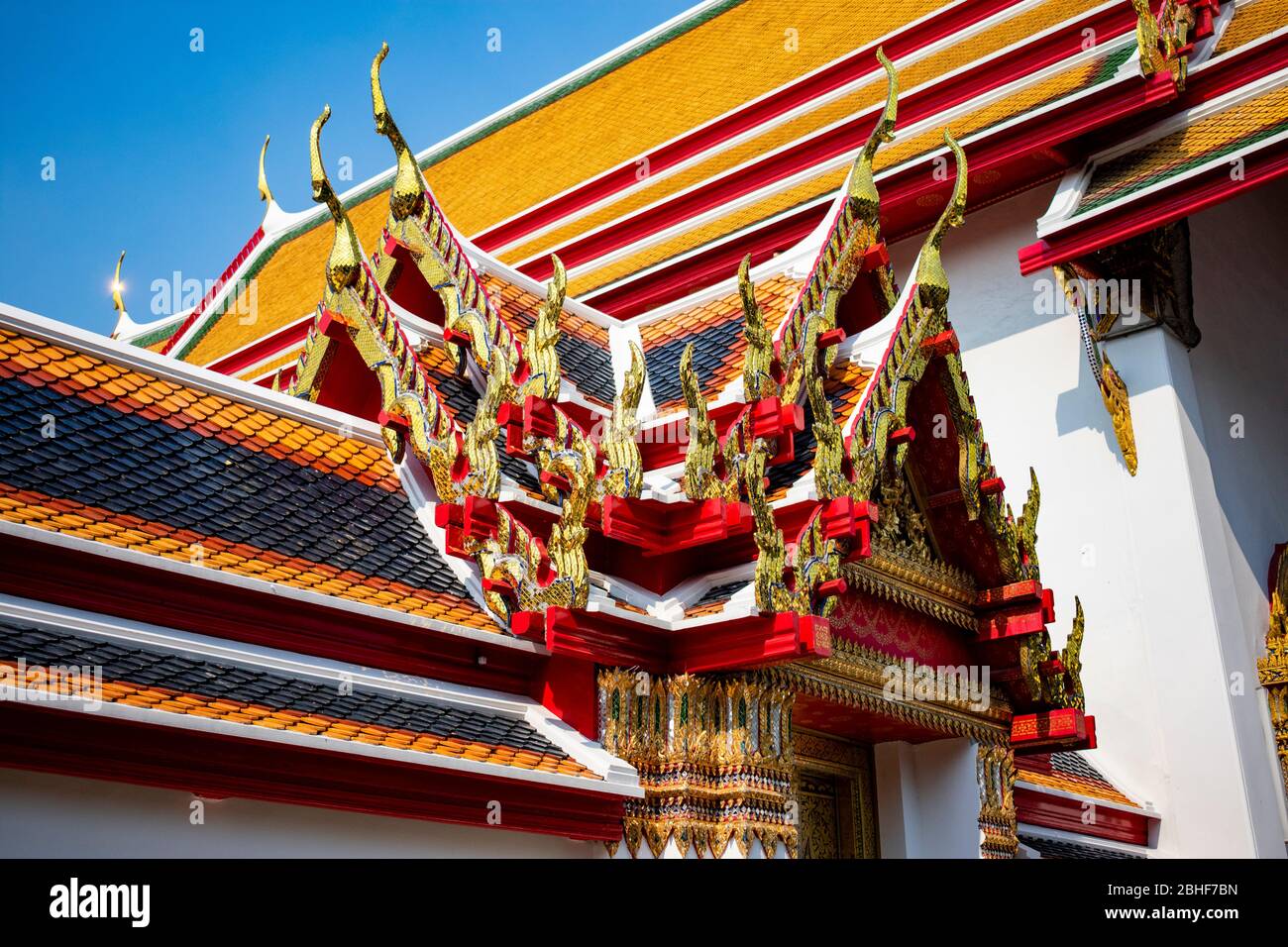 Thailandia, Bangkok - 12. januar 2019 - die schönen Dächer der Tempel in wat Pho in Bangkok Stockfoto