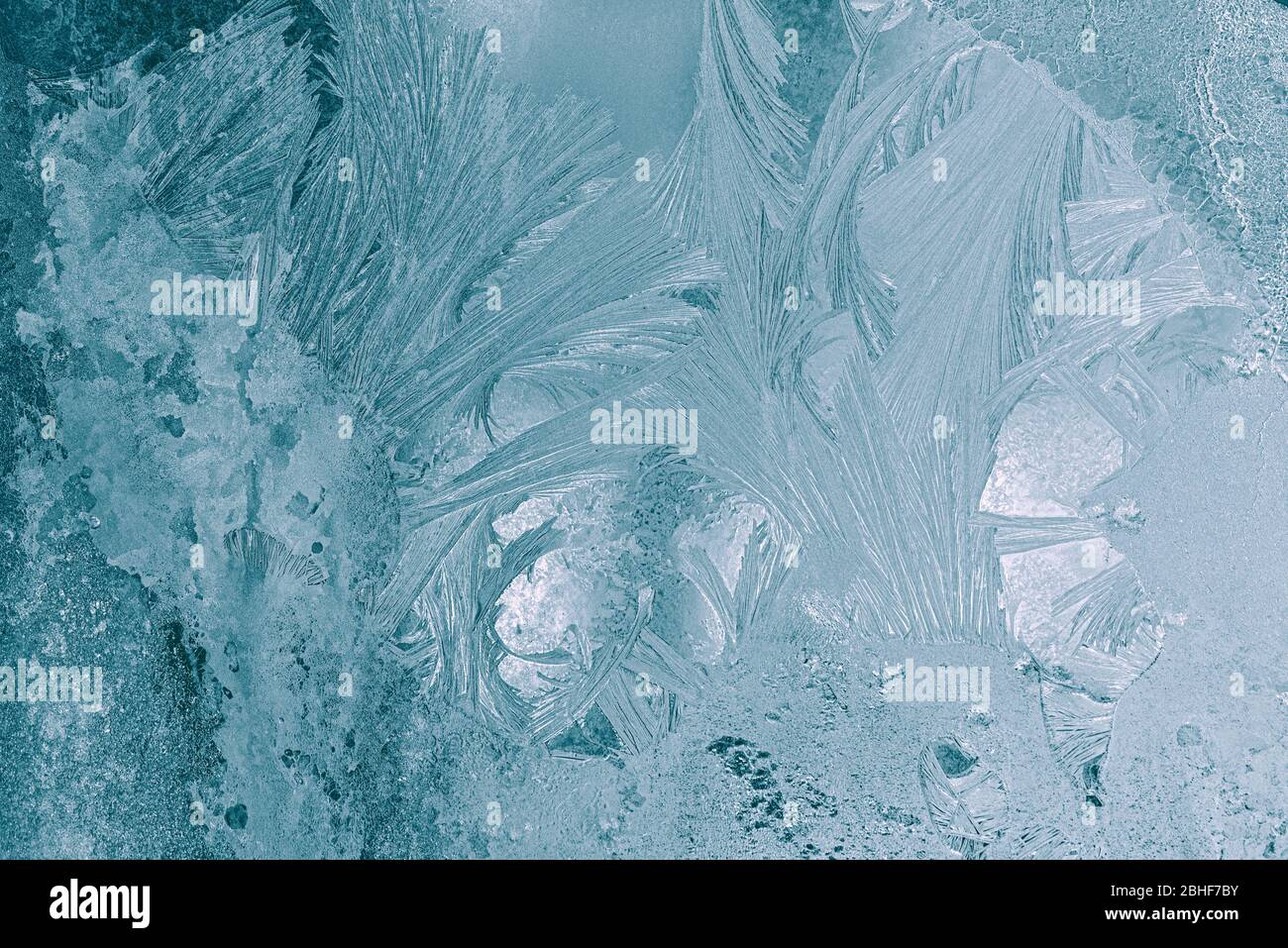 Gefrorenes Fenster, eisig verschneiten Glas, Hintergrund oder Textur Stockfoto