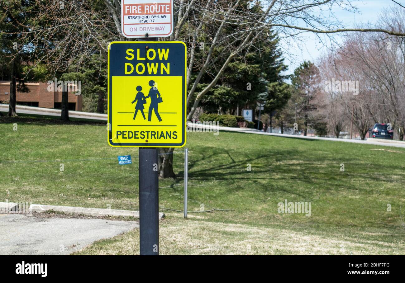Slow Down für Fußgänger, Verkehrsschilder in Wohngebieten. Stockfoto