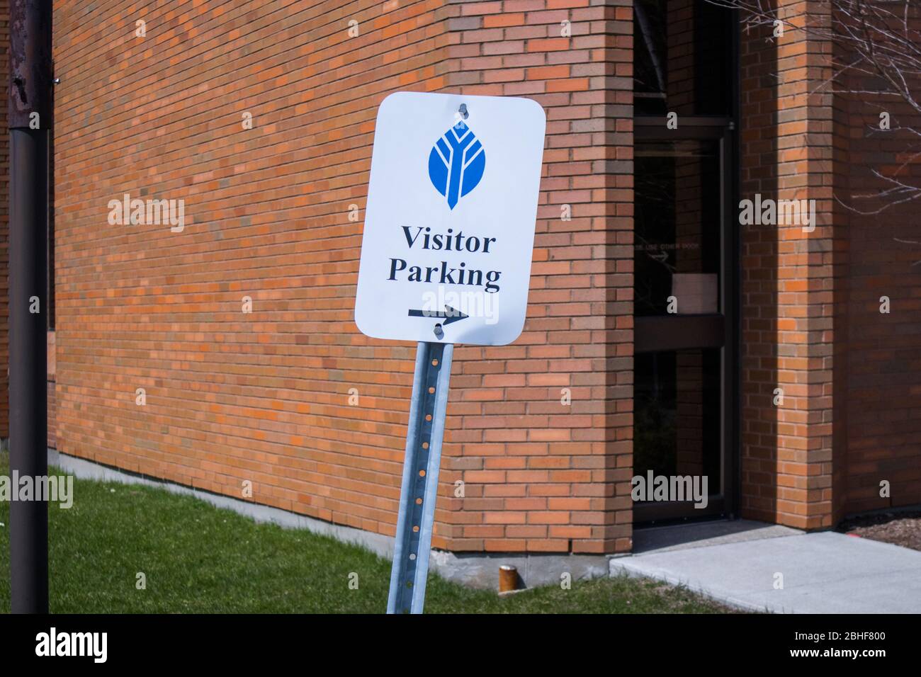 Besucherparkbeschilderung am Gesundheitszentrum. Stockfoto