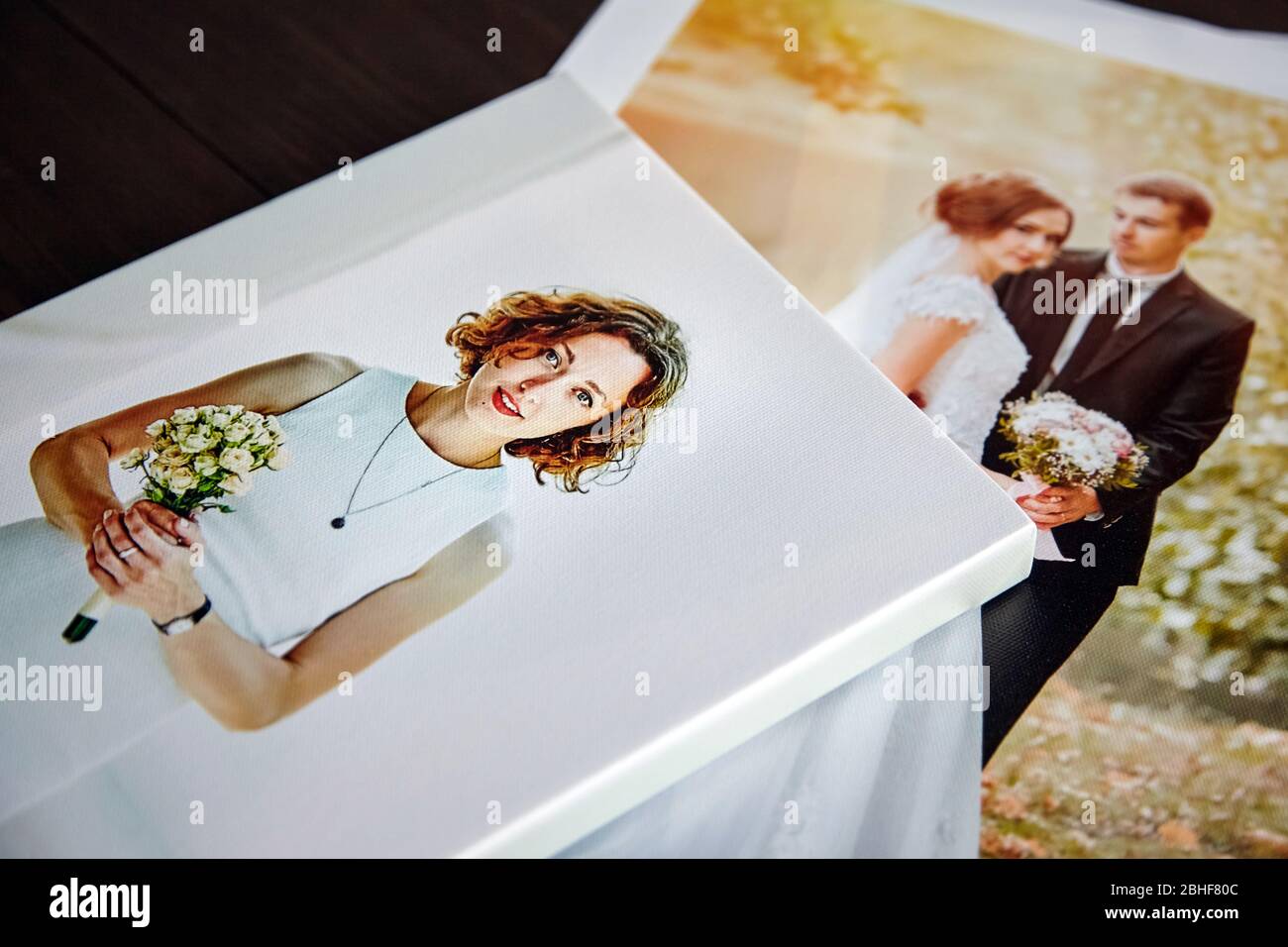 Fotodrucke auf Leinwand. Beispiel von gestreckten Fotografie von Frau mit Galerie Verpackung Stockfoto