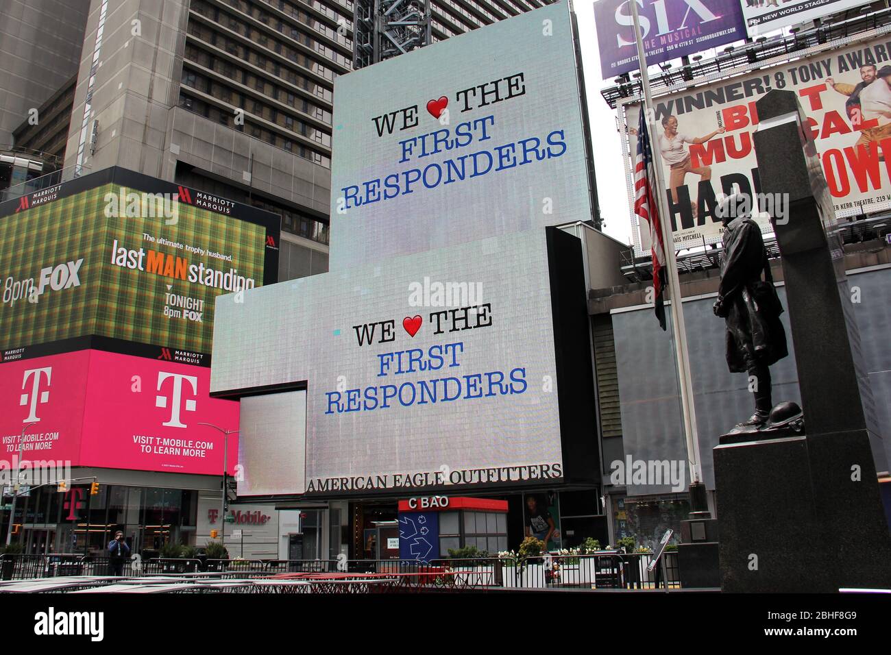 Times Square Plakatwände, die soziale Distanz fördern und Unterstützung für Ersthelfer und Gesundheitsarbeiter in der Zeit von COVID-19, NYC ausdrücken Stockfoto