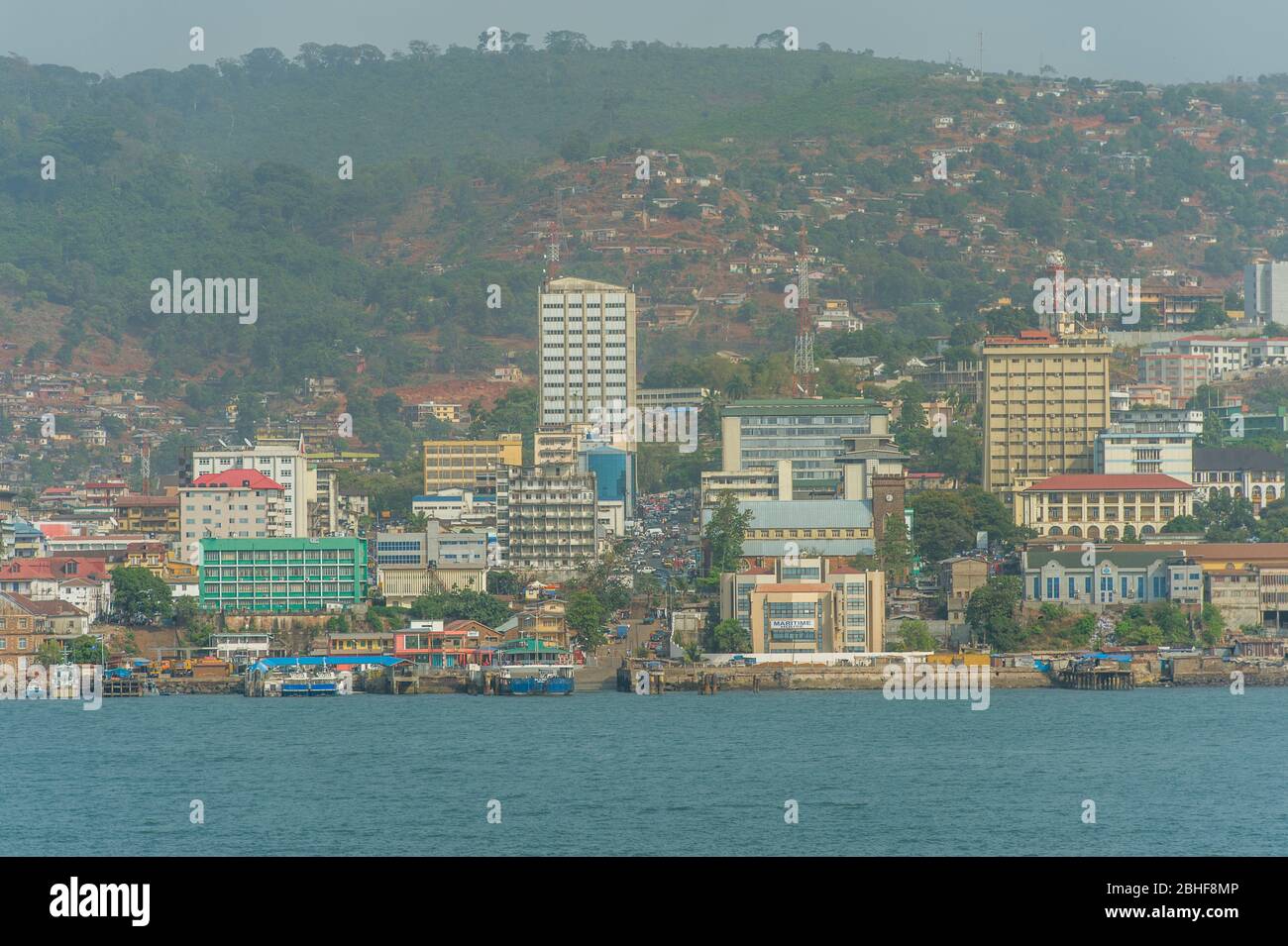 Blick vom Meer auf das Zentrum von Freetown, der Hauptstadt von Sierra Leone. Stockfoto