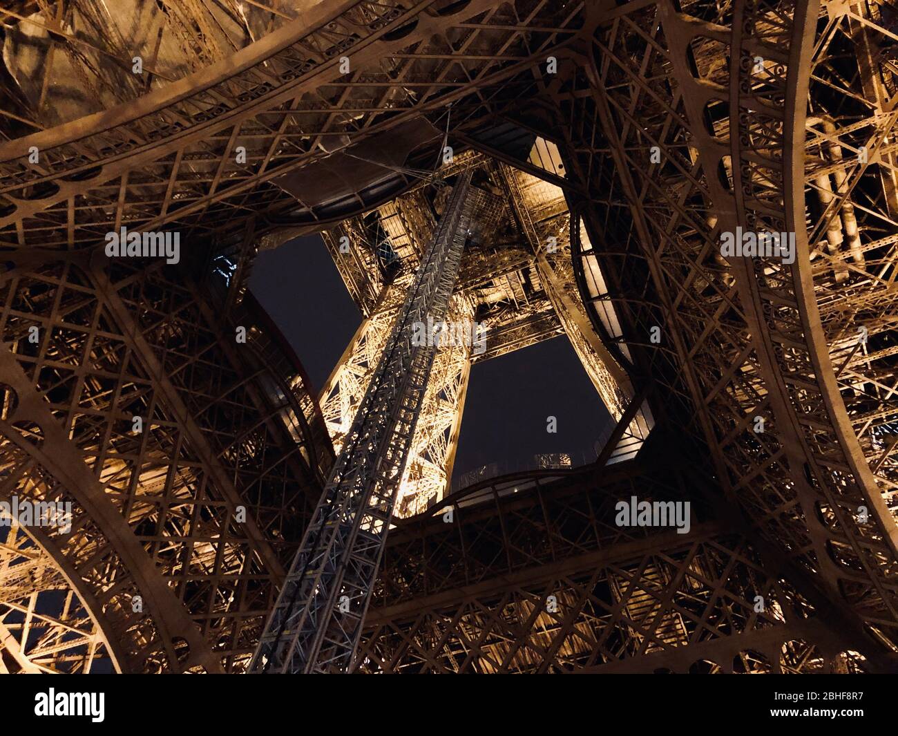 Eiffelturm-Interieur, Metallrahmen, Paris, Frankreich Stockfoto