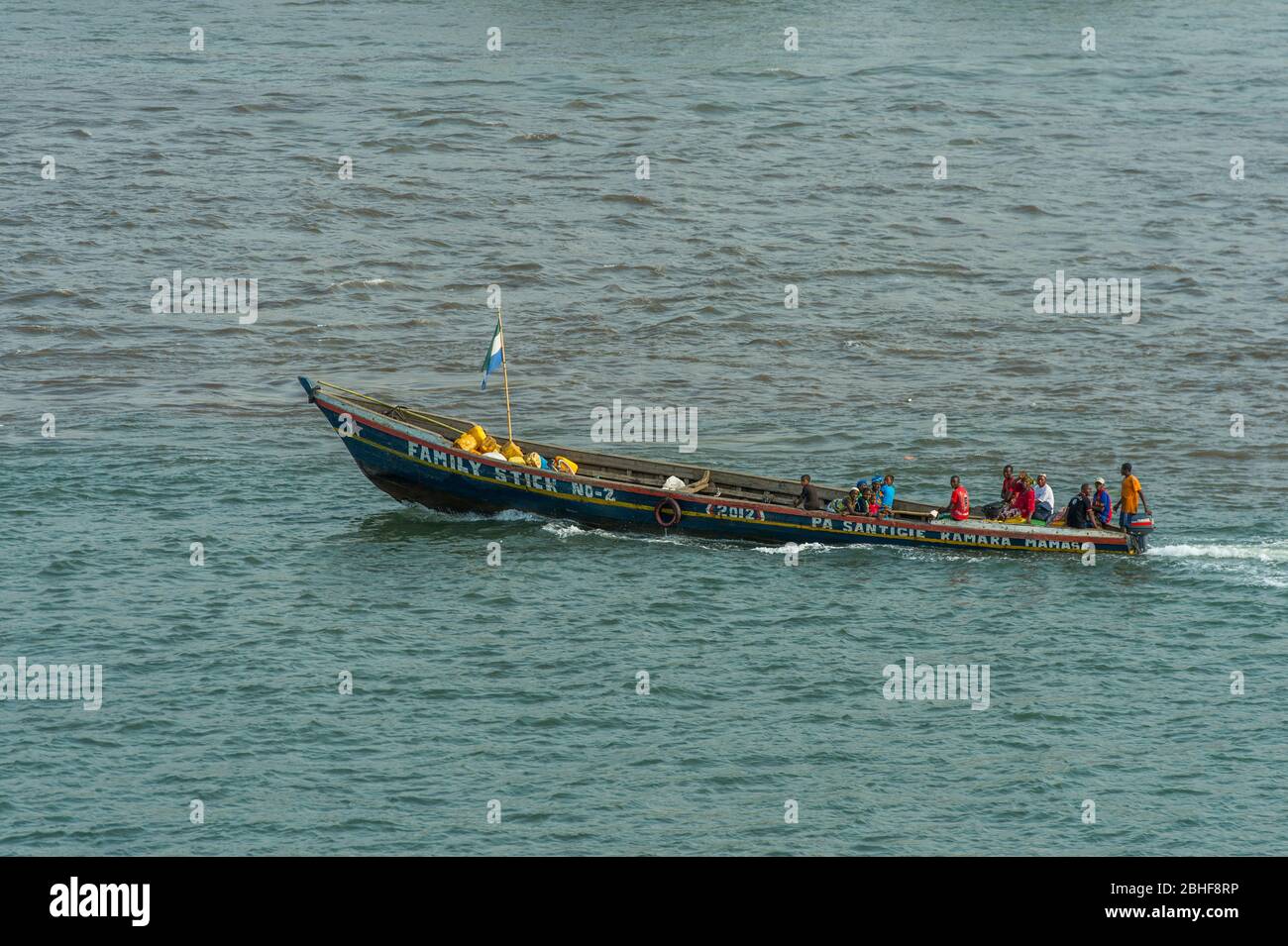 Blick auf die kleine Fähre für Menschen vor Freetown, der Hauptstadt von Sierra Leone. Stockfoto