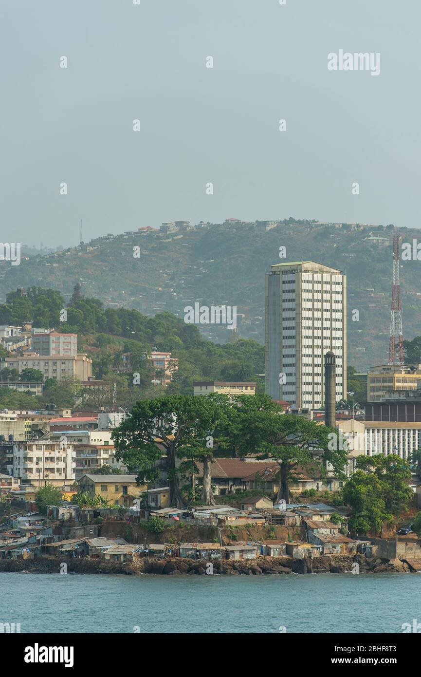 Blick vom Meer auf das Zentrum von Freetown, der Hauptstadt von Sierra Leone. Stockfoto