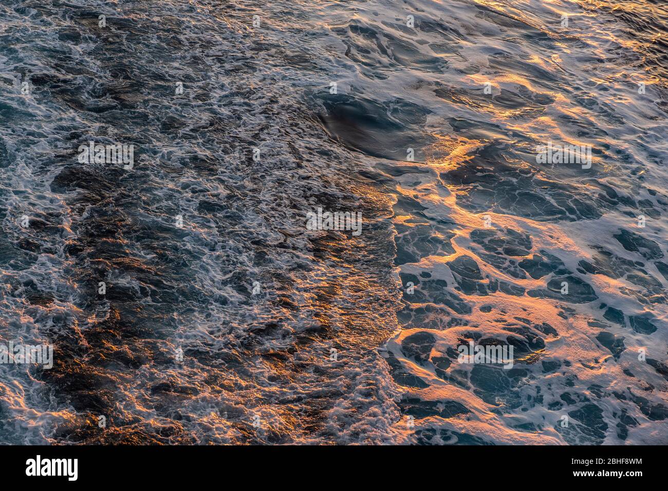 Amsterdam, Niederlande. Sieben Brücken. Keizersgracht und Reguliersgracht Kanäle, beleuchtet mit den kleinen Lichtern, die auf dem Fluss reflektieren Stockfoto