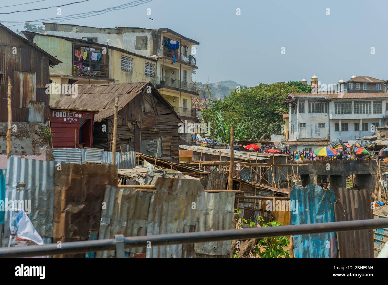 Straßenszene mit Hütten und Häusern in Freetown, Sierra Leone. Stockfoto