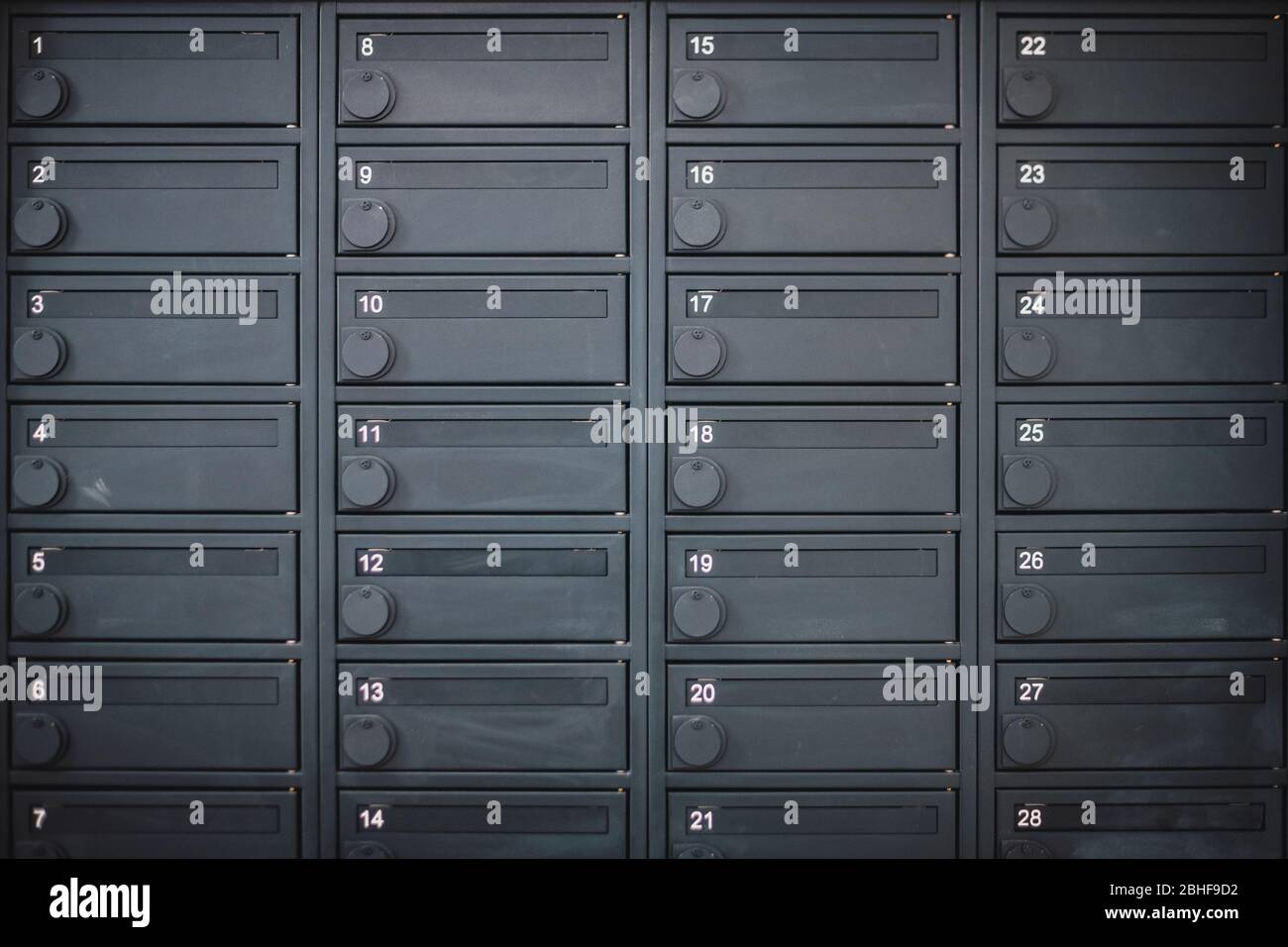Eine Reihe von Metalldepot oder Briefkasten in einer dunkelgrauen Farbe in  einer Wohnung Stockfotografie - Alamy