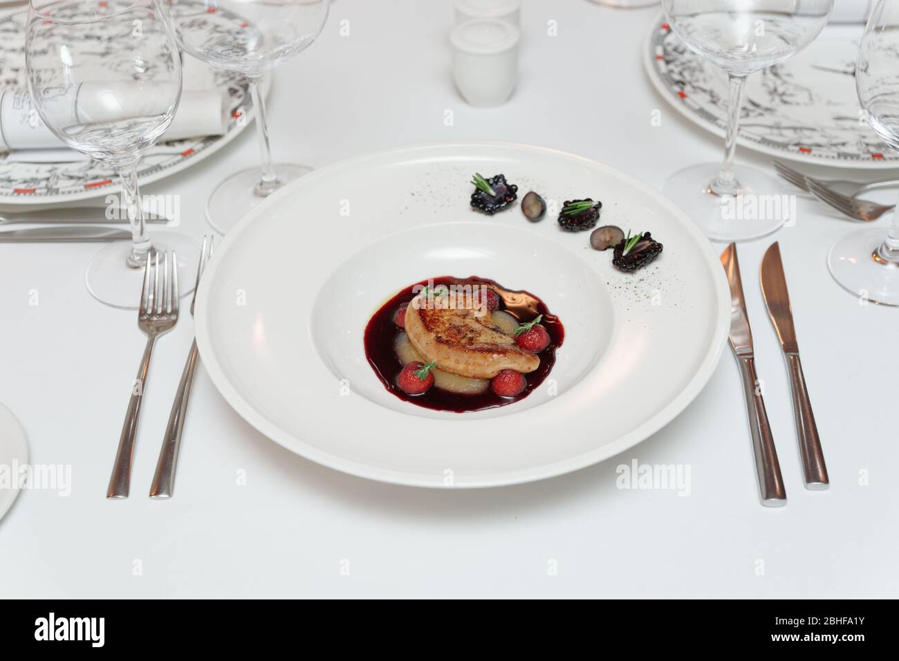 Foie Gras Gericht auf dem Restauranttisch, formelle Dining Setting Stockfoto