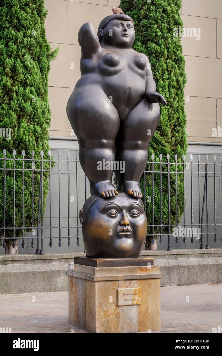 Medelin, Kolumbien - 12. Januar 2020: Die Plaza Botero enthält 23 Skulpturen, die von Medellins Sohn und Kolumbiens berühmtestem Künstler gestiftet wurden Stockfoto