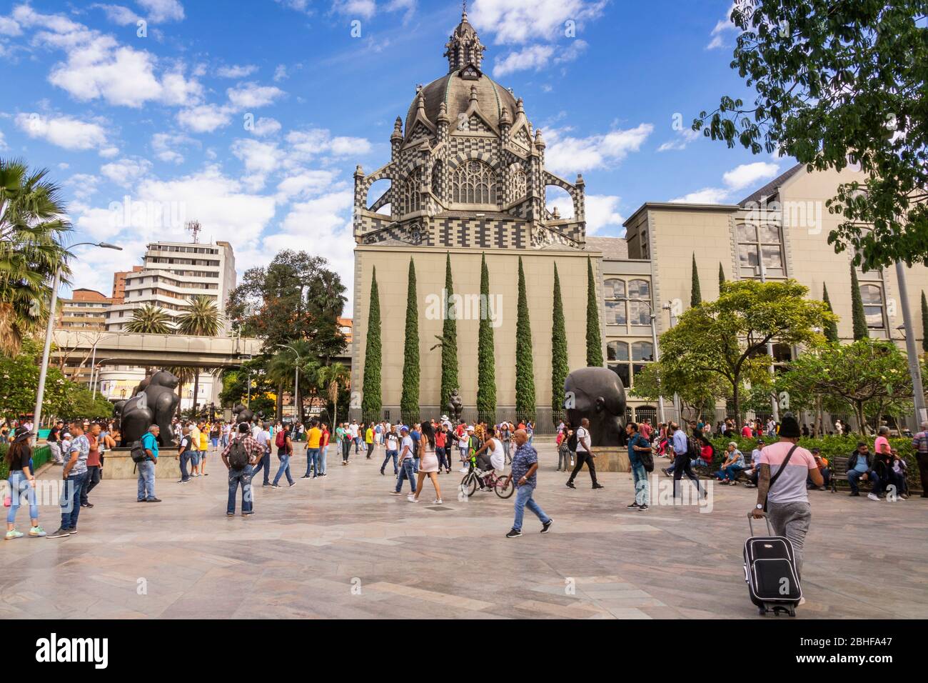 Medelin, Kolumbien - 12. Januar 2020: Die Plaza Botero enthält 23 Skulpturen, die von Medellins Sohn und Kolumbiens berühmtestem Künstler Fern gestiftet wurden Stockfoto