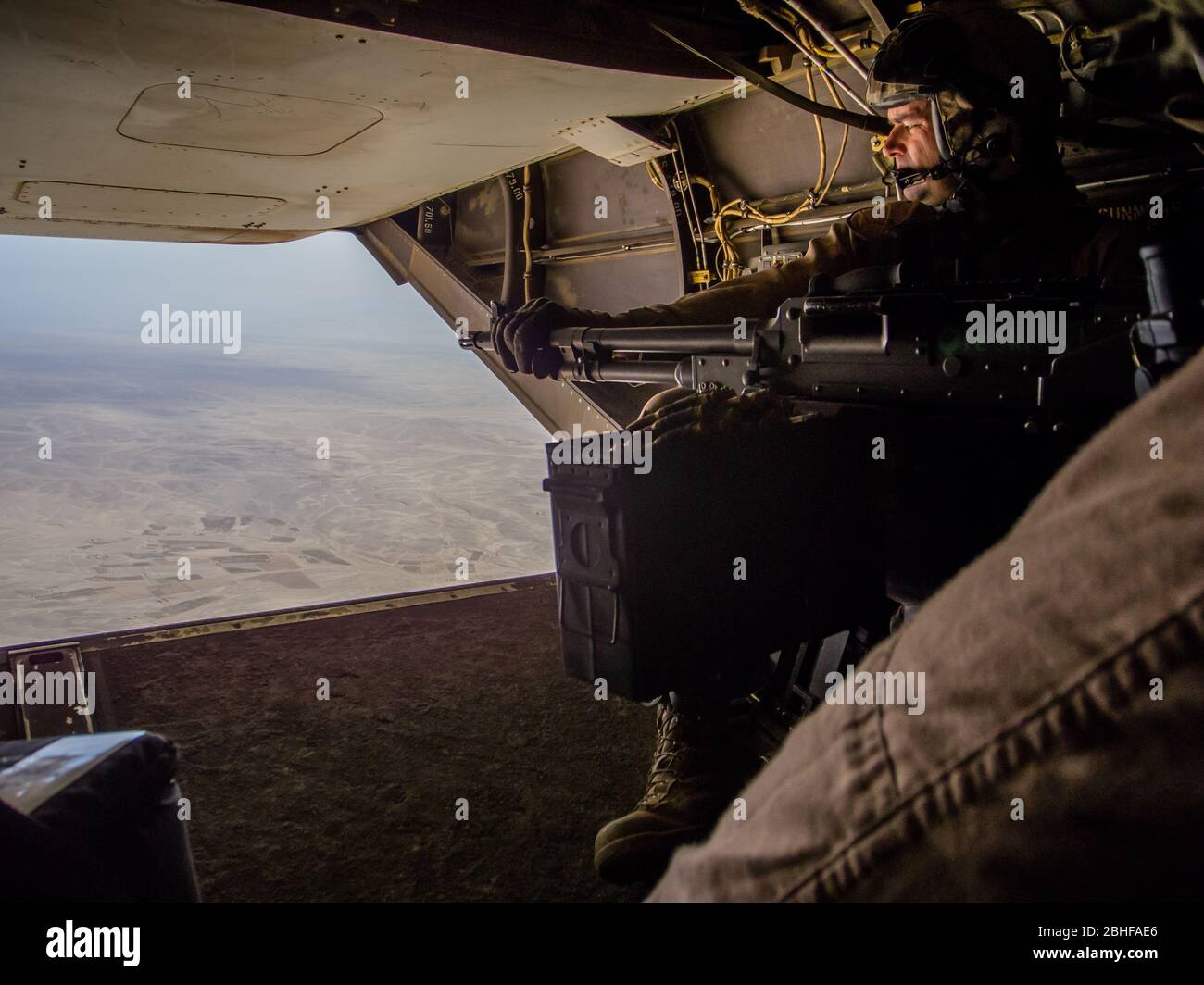 Helmand, Afghanistan - Januar 2013: Rampenschützen auf einem US Marines Osprey, der über Helmand fliegt Stockfoto