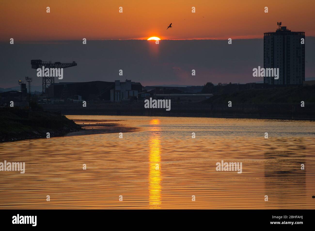 Glasgow, Großbritannien. April 2020. Im Bild: Sonnenuntergang über dem Fluss Clyde, aufgenommen neben dem Riverside Museum of Transport in Glasgow. Quelle: Colin Fisher/Alamy Live News Stockfoto