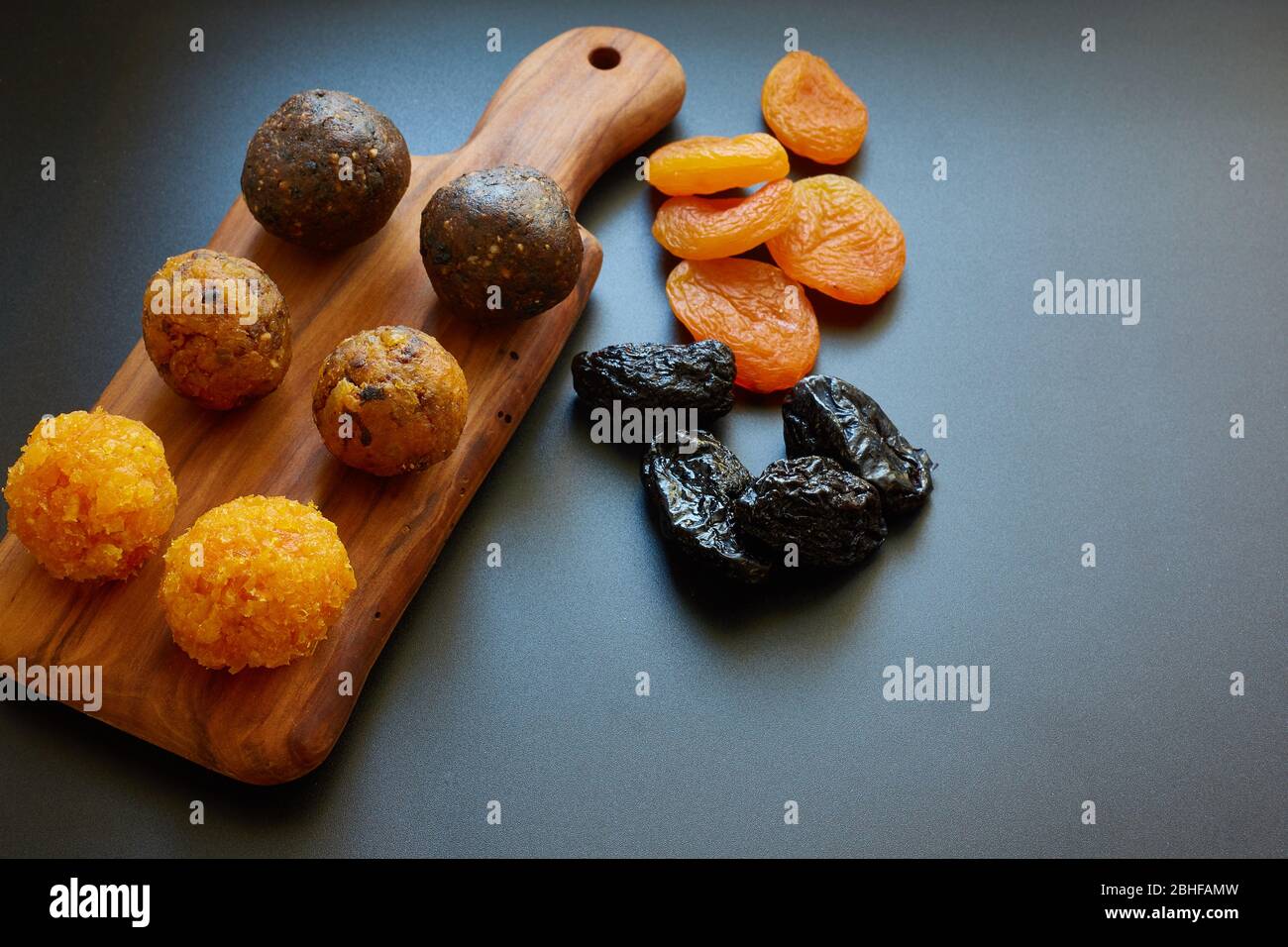 Vegetarische süße Energiebälle. Getrocknete Aprikosen, Pflaumen, Datteln, Nüsse und rohe Samen. Stockfoto