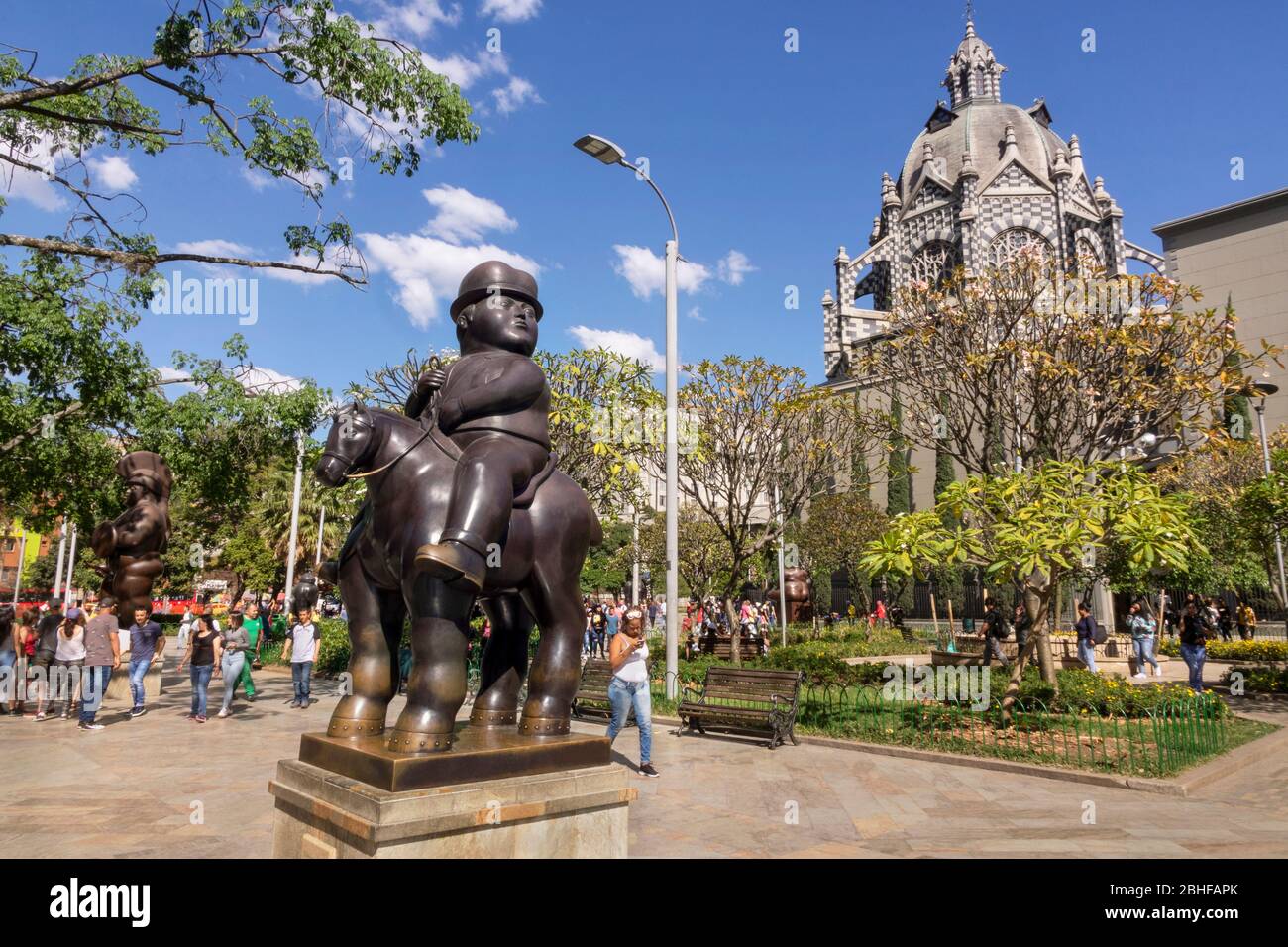 Medellin, Kolumbien - 08. Januar 2020: Die Plaza Botero enthält 23 Skulpturen, die von Medellins Sohn und Kolumbiens berühmtestem Künstler gestiftet wurden. Stockfoto
