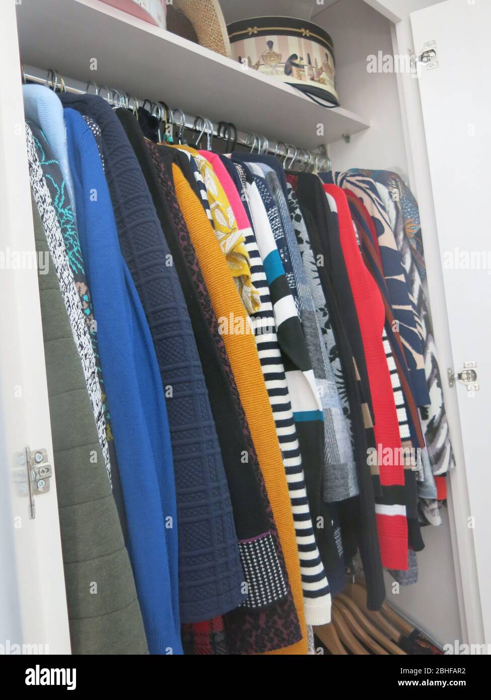 Die Garderobe aufzuräumen ist eine gute Aufgabe, um sich zu verstauen und ordentlich aufgehängte Kleidung zu hinterlassen, die frisch gewaschen wurde. Stockfoto