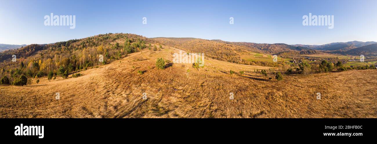 Luftdrone Ansicht 180 Grad Panorama Landschaft von Bergen und Wäldern, Hängen und Tälern. Karpaten, Ostbeskids. Stockfoto