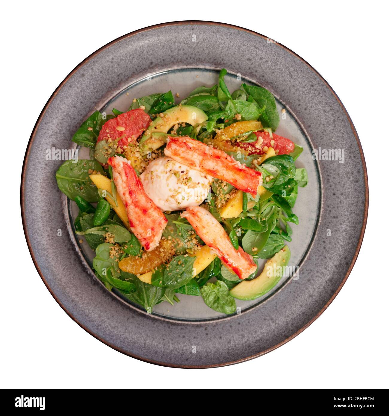 Krabbenfleisch mit Maissalat und Zitrusfrüchten auf weißem Hintergrund isoliert Stockfoto