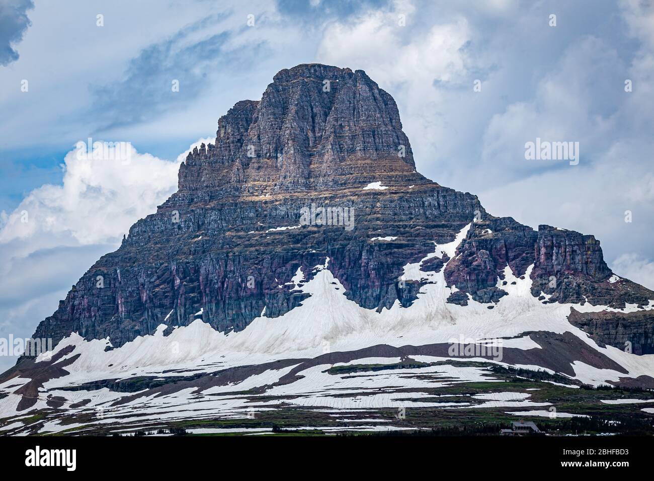 Clements Mountain, der über dem Logan Pass Visitor's Center im Glacier National Park in Montana liegt. Stockfoto